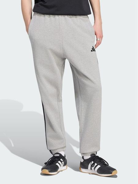 Adidas Spodnie dresowe Essentials 3-Stripes KY4195 Szary jasny Regular Fit. Szare spodnie dresowe męskie Adidas, bez wzorów, z bawełny. Za 219.99 zł.
