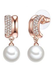 Lulu & Jane Pozłacane kolczyki-wkrętki z perłami rozmiar: onesize. Białe kolczyki damskie Lulu & Jane, z cyrkonią, metalowe. Za 43.99 zł.