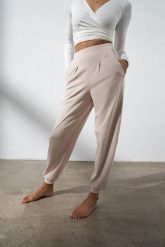 Spodnie do jogi Moonholi Moony Comfy Sweatpants z kieszeniami. Białe spodnie sportowe damskie MOONHOLI, l, z bawełny, na fitness i siłownię. Za 369.00 zł.