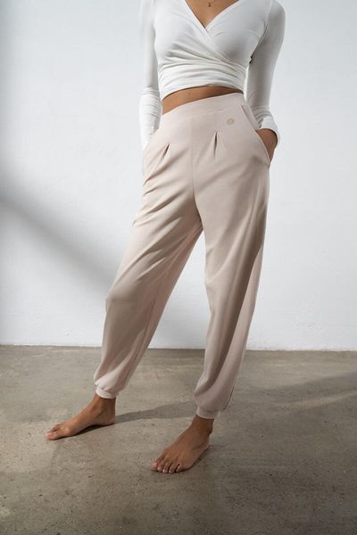 Spodnie do jogi Moonholi Moony Comfy Sweatpants z kieszeniami. Białe spodnie sportowe damskie MOONHOLI, l, z bawełny, na fitness i siłownię. Za 369.00 zł.