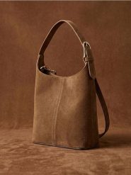 Zamszowa torebka z naturalnej skóry z odpinanym paskiem - brązowy. Brązowe torebki klasyczne damskie Sinsay, bez wzorów, ze skóry, zamszowe, bez dodatków. Za 99.99 zł.