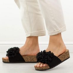 Czarne klapki damskie Potocki 17300. Czarne klapki damskie POTOCKI, z aplikacjami, z jeansu, bez obcasa, na koturnie. Za 89.00 zł.