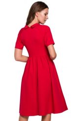 Elegancka rozkloszowana sukienka z wywiniętą stójką czerwona. Czerwone sukienki damskie Sukienki.shop, do pracy, xxl, bez wzorów, biznesowe, bez kołnierzyka, bez ramiączek, rozkloszowane. Za 289.00 zł.