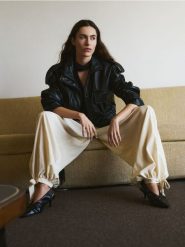 Spodnie z wiązaniami na nogawkach - złamana biel. Spodnie materiałowe damskie Reserved, bez wzorów, z tkaniny. Za 179.99 zł.