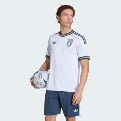 Koszulka wyjazdowa Włochy 26 Authentic. Niebieskie t-shirty sportowe męskie Adidas, l, z materiału, bez ramiączek, do piłki nożnej, climacool (adidas). Za 649.00 zł.