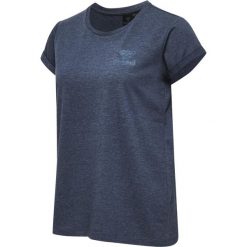 Koszulka damska sportowa T-shirt Hummel Isobella T-shirt. Niebieskie bluzki sportowe damskie HUMMEL, xs, bez wzorów, bez ramiączek. Za 178.00 zł.