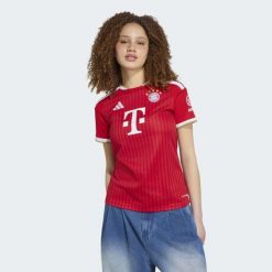 Koszulka podstawowa FC Bayern Monachium 26/27. Białe t-shirty damskie Adidas, l, bez wzorów, z dzianiny, bez kołnierzyka. Za 439.00 zł.