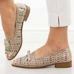 Złote ażurowe półbuty damskie M.Daszyński 25113-10. Żółte półbuty damskie M.Daszyński, w ażurowe wzory, ze skóry, casualowe, z otwartym noskiem, bez obcasa, na płaskiej podeszwie. Za 219.00 zł.