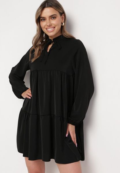 Czarna Rozkloszowana Sukienka z Falbanką Uxaria. Czarne sukienki damskie Born2be, uniwersalny, z aplikacjami, eleganckie, bez kołnierzyka, bez ramiączek, mini, rozkloszowane. Za 89.99 zł.