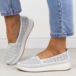 Białe skórzane ażurowe półbuty damskie Filippo Dp4555/26. Brązowe półbuty damskie Filippo, w ażurowe wzory, ze skóry, eleganckie, bez obcasa. W wyprzedaży za 192.72 zł.