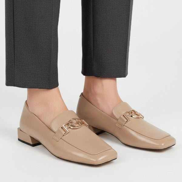 Półbuty damskie S.Barski, cholewka skóra naturalna licowa gładka fason niski kwadratowy nosek ozdobny metalowy element na podbiciu niski stabilny obc. Brązowe półbuty damskie S.BARSKI, bez wzorów, ze skóry, bez obcasa, na obcasie. Za 389.00 zł.