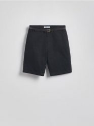 Szorty chino z paskiem - czarny. Czarne szorty damskie Reserved, bez wzorów, z bawełny. Za 79.99 zł.
