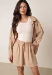 Beżowe Letnie Szorty Casual z Wysokim Stanem z Dużą Zawartością Wiskozy Agarione. Brązowe szorty damskie Born2be, bez wzorów, z materiału, casualowe, z podwyższonym stanem. Za 39.99 zł.