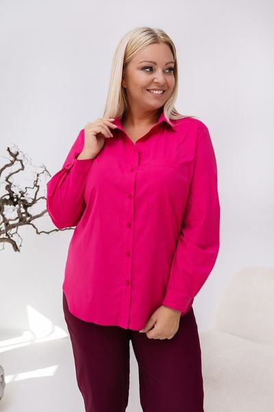 Klasyczna elegancka koszula Violet w fuksjowym kolorze PLUS SIZE XXL. Koszule damskie Nasi partnerzy, plus size, bez wzorów, z bawełny, biznesowe, bez kołnierzyka, plus size, bez ramiączek. Za 199.90 zł.