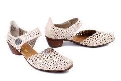 RIEKER 43753-60 beige, czółenka damskie. Brązowe czółenka damskie Rieker, bez wzorów, bez obcasa, na obcasie. Za 319.90 zł.