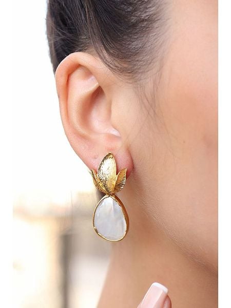 Pierres delicates Pozłacane kolczyki z masą perłową rozmiar: onesize. Białe kolczyki damskie Pierres delicates, z perłą, pozłacane. Za 60.99 zł.