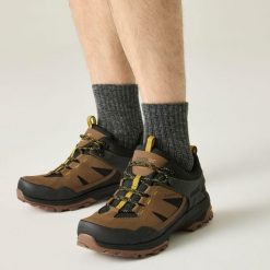 Buty męskie trekkingowe niskie z membraną Regen Vibram. Brązowe buty trekkingowe męskie Regatta, z gumy, bez zapięcia. W wyprzedaży za 449.99 zł.