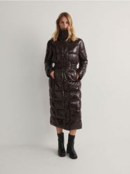 Płaszcz z połyskującej tkaniny - ciemnobrązowy. Brązowe płaszcze damskie Reserved, l, bez wzorów, z tkaniny. W wyprzedaży za 89.99 zł.