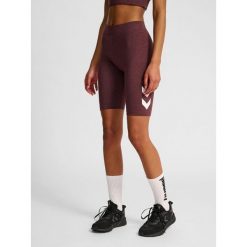 Damskie szorty z wysokim stanem z logo Hummel Pulse. Czerwone szorty damskie HUMMEL, bez wzorów, sportowe, z podwyższonym stanem. Za 118.00 zł.