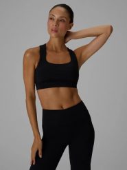 Stanik sportowy do jogi i fitnessu z niskim wsparciem. Czarne biustonosze sportowe damskie 4f, bez wzorów, z elastanu. Za 179.99 zł.