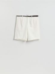 Szorty regular fit z paskiem - złamana biel. Szorty męskie Reserved, z bawełny, bez kołnierzyka. Za 99.99 zł.