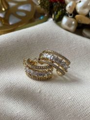 Luseera Pozłacane kolczyki-półkreole z cyrkoniami rozmiar: onesize. Żółte kolczyki damskie Luseera, z cyrkonią, pozłacane. Za 43.99 zł.