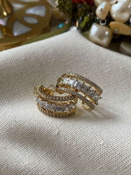 Luseera Pozłacane kolczyki-półkreole z cyrkoniami rozmiar: onesize. Żółte kolczyki damskie Luseera, z cyrkonią, pozłacane. Za 43.99 zł.