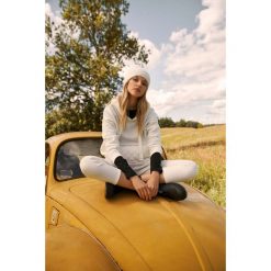 Bluza kangruka z kapturem. Białe bluzy z kapturem damskie MOODO, xs, z bawełny. W wyprzedaży za 51.99 zł.