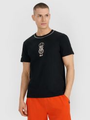 4F T-shirt regular z nadrukiem męski - czarny S. Czarne t-shirty męskie 4f, m, bez wzorów, z bawełny, bez kołnierzyka. W wyprzedaży za 49.99 zł.