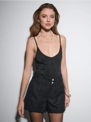 Szorty slim - czarny. Czarne szorty damskie Sinsay, bez wzorów. Za 49.99 zł.