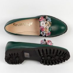 Zielone skórzane Polskie półbuty damskie z kryształami Suzana 1905-0g. Zielone półbuty damskie Suzana, bez wzorów, ze skóry, bez obcasa, na obcasie. Za 299.00 zł.