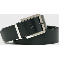 Calvin Klein - Pasek skórzany dwustronny z wymiennymi klamrami. Czarne paski męskie CALVIN KLEIN, bez wzorów, z materiału. W wyprzedaży za 219.90 zł.
