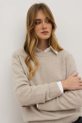 WEŁNIANY SWETER LAURA BEŻOWY M - Flawless. Brązowe swetry klasyczne damskie Flawless, m, z kaszmiru, bez kołnierzyka. Za 590.00 zł.
