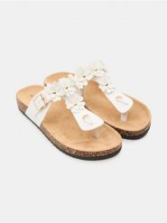 Japonki z aplikacją kwiatową - biały. Białe klapki damskie Sinsay, z aplikacjami, bez obcasa. Za 49.99 zł.