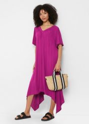 Sukienka kaftanowa z krepy. Fioletowe sukienki damskie bonprix, bez wzorów, bez kołnierzyka, bez ramiączek, oversize. Za 114.99 zł.
