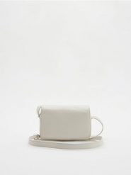 Mała torebka crossbody - złamana biel. Torebki klasyczne damskie Reserved, bez wzorów, ze skóry, małe, bez dodatków. W wyprzedaży za 35.99 zł.