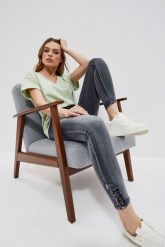 Jeansy skinny medium waist z przetarciami grafitowe. Szare jeansy damskie MOODO. W wyprzedaży za 41.99 zł.