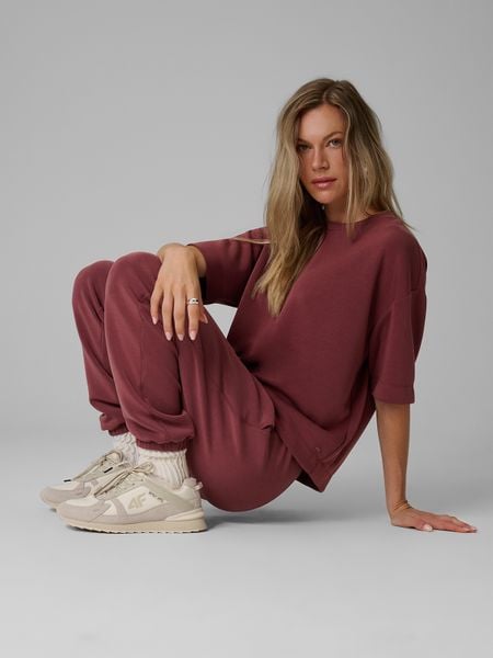 4F Spodnie dresowe joggery z modalem damskie - burgundowe XS. Czerwone spodnie dresowe damskie 4f, s, bez wzorów, z dresówki. Za 189.99 zł.