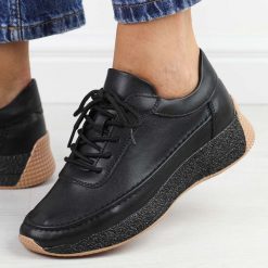 Czarne gładkie skórzane półbuty damskie Sergio Leone sp013. Czarne półbuty damskie Sergio Leone, bez wzorów, ze skóry, eleganckie, z okrągłym noskiem, bez obcasa. Za 219.00 zł.