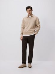 Bawełniane spodnie chino slim - ciemnobrązowy. Brązowe spodnie materiałowe męskie Reserved, bez wzorów, z bawełny. Za 149.99 zł.