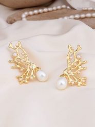 L'Atelier de Gaia Pozłacane kolczyki-wkrętki z perłami rozmiar: onesize. Białe kolczyki damskie L'Atelier de Gaia, z perłą, pozłacane. Za 104.64 zł.