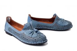COMFORTABEL 830049-05 blau, półbuty damskie. Niebieskie półbuty damskie Comfortabel, w ażurowe wzory, ze skóry, bez obcasa. Za 229.42 zł.