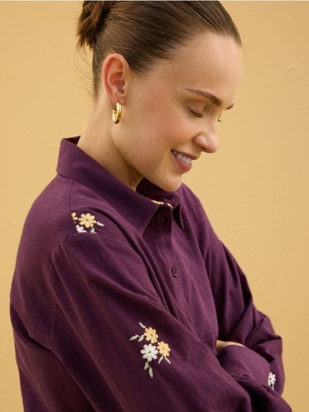 Koszula z haftowanym wzorem - bordowy. Czerwone koszule damskie Reserved, l, bez wzorów, z bawełny, bez kołnierzyka, bez ramiączek. W wyprzedaży za 89.99 zł.