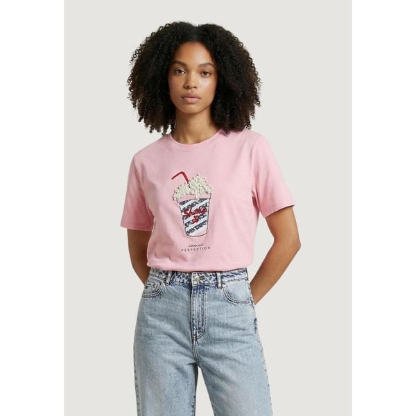 Koszulka crop top Kobieta ONLY Onlburst Life S/S Popcorn Top Box Jrs. Czerwone bluzki damskie Only, s, bez wzorów, z bawełny, bez kołnierzyka, bez ramiączek. Za 148.05 zł.