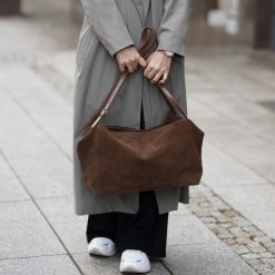 Worek na ramię Solier FL42 Lora cappucino. Shopper bag damskie Solier, bez wzorów, z materiału, zamszowe. Za 379.00 zł.