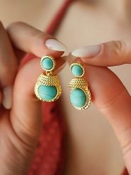 L'Atelier de Gaia Pozłacane kolczyki-wkrętki z turkusami rozmiar: onesize. Żółte kolczyki damskie L'Atelier de Gaia, z turkusem, pozłacane. Za 56.99 zł.