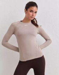 Damski top z długim rękawem ultramiękki, szybkoschnący Soft Basic beżowy. Białe topy sportowe damskie Aim'n, m, bez wzorów, z dzianiny, bez ramiączek. Za 151.00 zł.