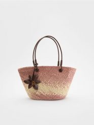 Pleciona torebka z zawieszką - brudny róż. Czerwone torebki klasyczne damskie Reserved, bez wzorów, bez dodatków. Za 179.99 zł.