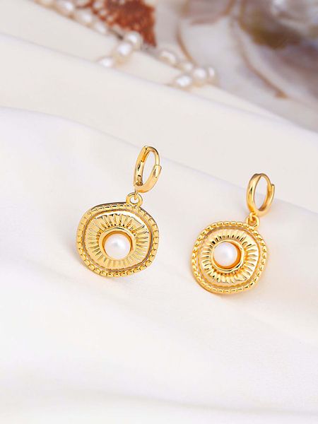 Pierres de Jade Pozłacane kolczyki z perłami rozmiar: onesize. Białe kolczyki damskie Pierres de Jade, z perłą, pozłacane. Za 117.73 zł.