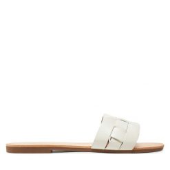 Klapki ONLY Shoes. Białe klapki damskie ONLY Shoes, bez wzorów, bez obcasa. Za 149.99 zł.